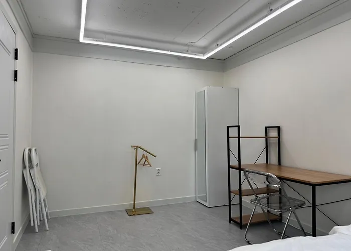701, Seongsu Station Jungnangcheon Cherry Blossom Road River Airport Bus Apartment Seoul