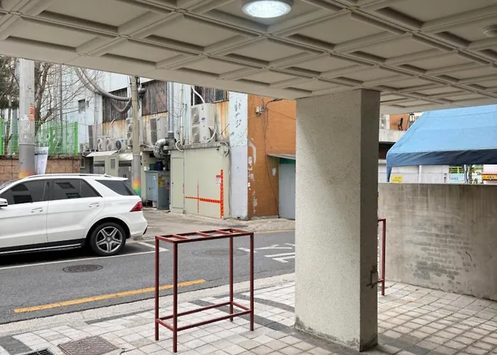 701, Seongsu Station Jungnangcheon Cherry Blossom Road River Airport Bus Apartment Seoul