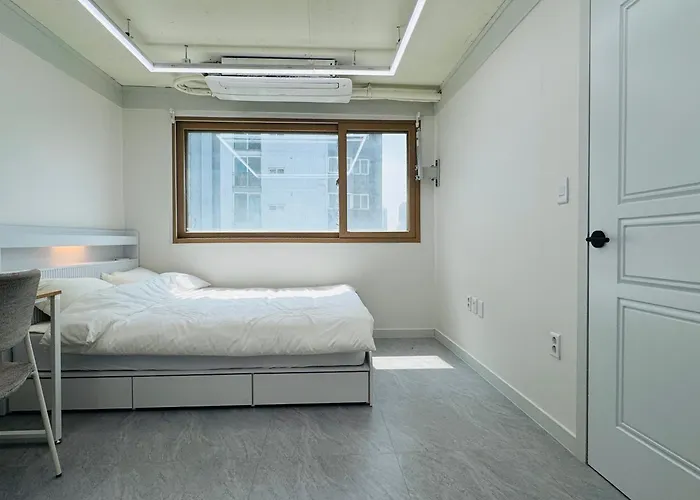 701, Seongsu Station Jungnangcheon Cherry Blossom Road River Airport Bus Apartment Seoul