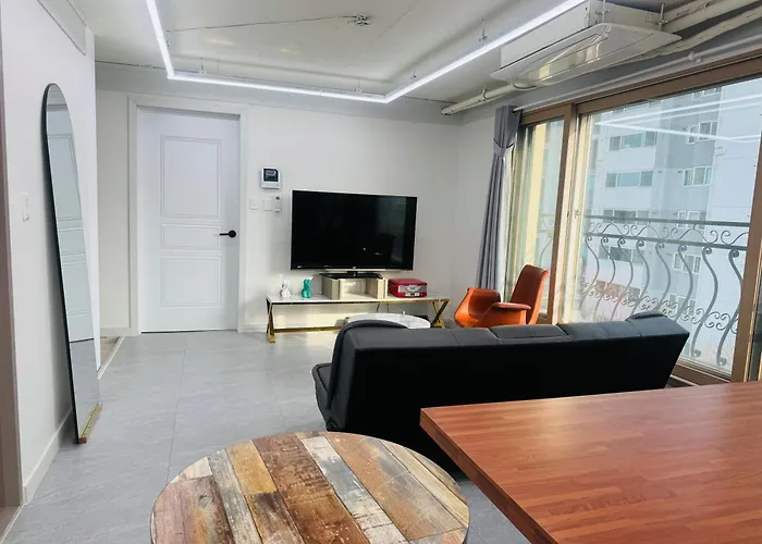 701, Seongsu Station Jungnangcheon Cherry Blossom Road River Airport Bus Apartment Seoul